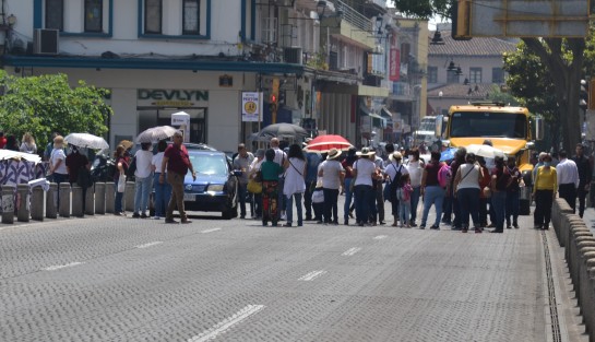  Integrantes de la agrupación estatal de Jubilados y Pensionados Veracruzanos, extrabajadores del ISSSTE, se manifestaron en Plaza Lerdo para pedir al gobernador, Cuitláhuac García Jiménez, el pago de sus seguros institucionales, prestaciones laborales y otros adeudos.