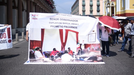  Integrantes de la agrupación estatal de Jubilados y Pensionados Veracruzanos, extrabajadores del ISSSTE, se manifestaron en Plaza Lerdo para pedir al gobernador, Cuitláhuac García Jiménez, el pago de sus seguros institucionales, prestaciones laborales y otros adeudos.