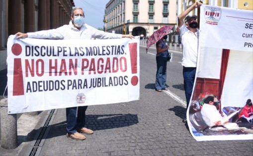  Integrantes de la agrupación estatal de Jubilados y Pensionados Veracruzanos, extrabajadores del ISSSTE, se manifestaron en Plaza Lerdo para pedir al gobernador, Cuitláhuac García Jiménez, el pago de sus seguros institucionales, prestaciones laborales y otros adeudos.