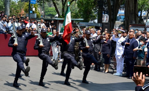 Frente al monumento a Benito Juárez, el gobernador Cuitláhuac García Jiménez encabezó la conmemoración por el 160 aniversario de la Batalla de Puebla, donde se recordó al General Ignacio Zaragoza, comandante del Ejército de Oriente, quien en 1862 lideró la victoria de las tropas mexicanas sobre el ejército francés, llenando de gloria las armas nacionales.