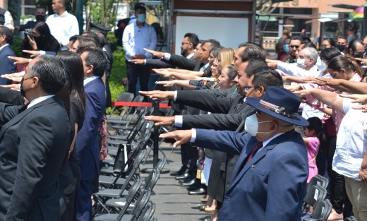 Frente al monumento a Benito Juárez, el gobernador Cuitláhuac García Jiménez encabezó la conmemoración por el 160 aniversario de la Batalla de Puebla, donde se recordó al General Ignacio Zaragoza, comandante del Ejército de Oriente, quien en 1862 lideró la victoria de las tropas mexicanas sobre el ejército francés, llenando de gloria las armas nacionales.