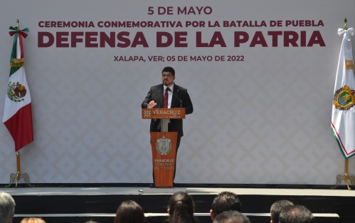 En su discurso, el secretario de Educación de Veracruz, Zenyazen Escobar García, evocó la participación del exgobernador Ignacio de la Llave Segura al enviar la artillería de San Juan de Ulúa hacia los fuertes de Loreto y Guadalupe, lo que ayudó a reservar las fuerzas federales y prepararlas al enfrentamiento.