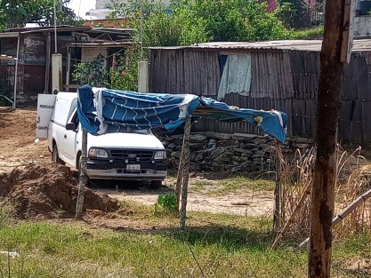 Tres personas fueron ejecutadas la mañana de este jueves en la colonia Antorchista, en el área de casas Homex. Son dos hombres y una mujer cuyos cuerpos fueron descubiertos por un familiar que llegó al domicilio; presentaban golpes y un impacto de bala en la cabeza.