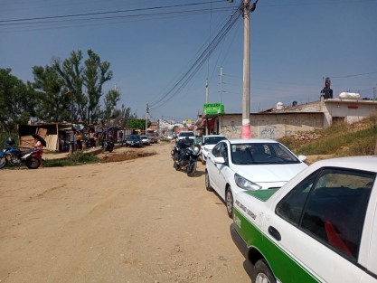 Tres personas fueron ejecutadas la mañana de este jueves en la colonia Antorchista, en el área de casas Homex. Son dos hombres y una mujer cuyos cuerpos fueron descubiertos por un familiar que llegó al domicilio; presentaban golpes y un impacto de bala en la cabeza.