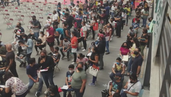 Una gran afluencia se registró en las sedes de vacunación para la aplicación de la primera dosis Pfizer contra Sars-Cov2 (Covid-19) a adolescentes mayores de 12 años en la ciudad de Xalapa.