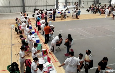 De acuerdo con la delegada regional de Programas de Bienestar en Xalapa, Aurora Castillo Reyes, ha sido muy buena la respuesta por parte de madres y padres de familia para vacunar a sus hijos contra el coronavirus. 