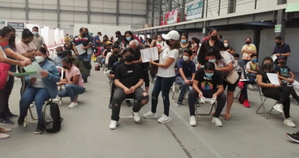 En la ciudad de Xalapa se movilizaron 50 servidores de la nación, que se coordinan con las cuadrillas médicas del Instituto Mexicano del Seguro Social (IMSS), en las dos sedes de vacunación.