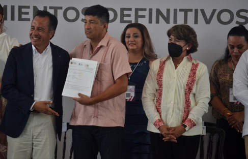 La titular de la Secretaría de Educación Pública (SEP), Delfina Gómez Álvarez, y el gobernador Cuitláhuac García Jiménez, entregaron de manera simbólica 22 de 276 nombramientos definitivos a docentes de telesecundaria; un reconocimiento a su labor y muestra del compromiso por garantizar estabilidad y certeza laboral al magisterio veracruzano.

