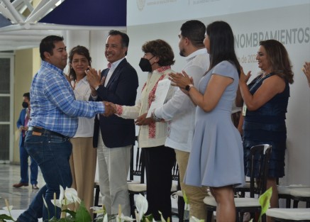 La titular de la Secretaría de Educación Pública (SEP), Delfina Gómez Álvarez, y el gobernador Cuitláhuac García Jiménez, entregaron de manera simbólica 22 de 276 nombramientos definitivos a docentes de telesecundaria; un reconocimiento a su labor y muestra del compromiso por garantizar estabilidad y certeza laboral al magisterio veracruzano.


