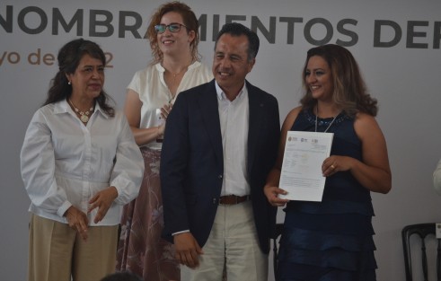 La titular de la Secretaría de Educación Pública (SEP), Delfina Gómez Álvarez, y el gobernador Cuitláhuac García Jiménez, entregaron de manera simbólica 22 de 276 nombramientos definitivos a docentes de telesecundaria; un reconocimiento a su labor y muestra del compromiso por garantizar estabilidad y certeza laboral al magisterio veracruzano.

