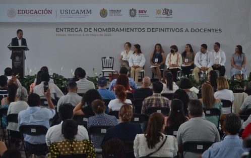  La titular de la Secretaría de Educación Pública (SEP), Delfina Gómez Álvarez, y el gobernador Cuitláhuac García Jiménez, entregaron de manera simbólica 22 de 276 nombramientos definitivos a docentes de telesecundaria. 