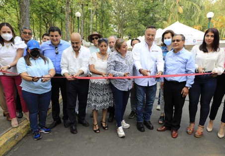 Con trabajo, transparencia, el apoyo del Gobierno del Estado, la ciudadanía y el empresariado local, poco a poco se avanza en la transformación y desarrollo de la ciudad, afirmó el presidente municipal Ricardo Ahued Bardahuil durante la inauguración de la primera edición del Bazar Xalapa Activa, en el Parque Doña Falla.