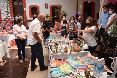  La administración municipal está consciente de la necesidad que existe de reactivar la economía, por ello, nuestras puertas siempre estarán abiertas para impulsar este tipo de actividades, aseguró el presidente municipal Ricardo Ahued Bardahuil al inaugurar la expo venta Amor es Mamá. 

