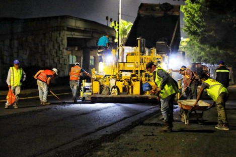 El Ayuntamiento de Xalapa trabaja  en la mejora de 8 mil 590 metros cuadrados de superficie en la carretera Xalapa-Veracruz, en el tramo de Las Trancas a La Araucaria. Se trabaja de 20:00 a 06:00 horas para acelerar tiempos, afectar lo menos posible la vialidad y evitar accidentes.