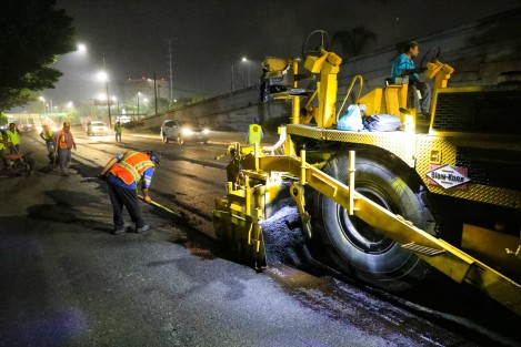 El Ayuntamiento de Xalapa trabaja  en la mejora de 8 mil 590 metros cuadrados de superficie en la carretera Xalapa-Veracruz, en el tramo de Las Trancas a La Araucaria. Se trabaja de 20:00 a 06:00 horas para acelerar tiempos, afectar lo menos posible la vialidad y evitar accidentes.