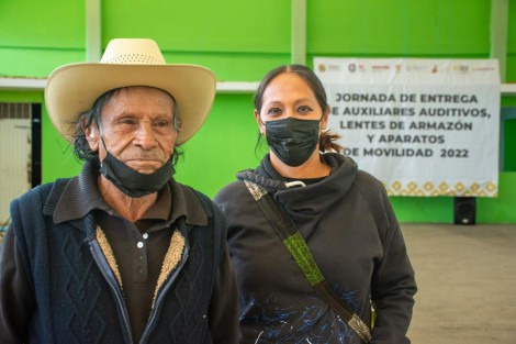 Bienestar, en coordinación con la Subdirección de la Administración del Patrimonio de la Beneficencia Pública Departamento de Desarrollo Social, se entregaron aparatos auditivos, móviles y lentes a las y los ciudadanos del municipio de Ayahualulco.