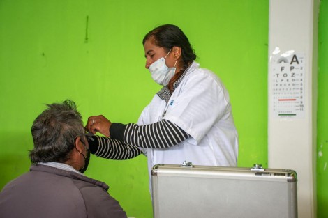 Bienestar, en coordinación con la Subdirección de la Administración del Patrimonio de la Beneficencia Pública Departamento de Desarrollo Social, se entregaron aparatos auditivos, móviles y lentes a las y los ciudadanos del municipio de Ayahualulco.
