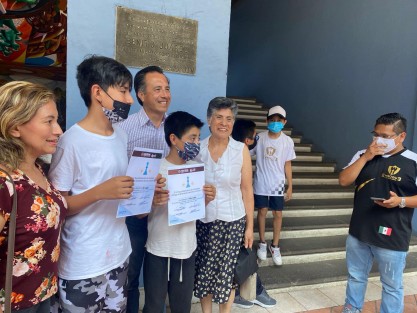 El Gobernador Cuitláhuac García convivió con niños y jóvenes que este domingo participaron en un torneo de ajedrez organizado en Coatepec, Ver.. Felicitó a los organizadores ya que muchos municipios empiezan a incluir estas actividades formativas con la niñez y juventud. 