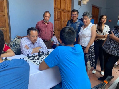 El Gobernador Cuitláhuac García convivió con niños y jóvenes que este domingo participaron en un torneo de ajedrez organizado en Coatepec, Ver.. Felicitó a los organizadores ya que muchos municipios empiezan a incluir estas actividades formativas con la niñez y juventud. 
