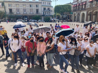 Profesores de distintos sindicatos se manifestaron para indicar que están en contra de la federalización de la nómina. Pues aseguran que esto les afectará en caso que tengan que realizar algún trámite o reclamar alguna quincena, tendrían que trasladarse hasta la ciudad de México. 