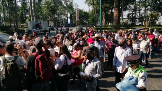 Agremiados de la organización Pueblos Unidos de Juan Piedra, bloquearon la avenida Enríquez frente a  Palacio Municipal, acusando a autoridades de seguridad Pública de detener personas inocentes para cobrarles cuotas en el Cuartel Heriberto Jara, de 400 a 500 pesos.