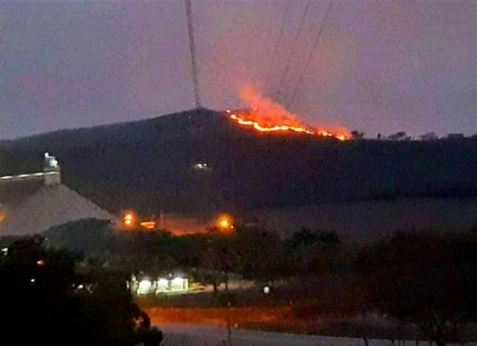 Desde el sábado por la tarde pobladores del municipio Apazapan y de las comunidades aledañas siguen reportando una serie de incendios los cuales comenzaron en un lugar conocido como Cerro Colorado.  A pesar de que autoridades de Protección Civil ya tienen conocimiento, estos aún continúan ardiendo. 