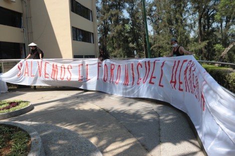 Estudiantes de la Unidad de Artes de la UV se manifestaron en la Rectoría de la máxima casa de estudios para exigir que el foro Miguel Herrera, en Casa del Lago, no desaparezca. 