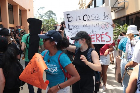 Estudiantes de la Unidad de Artes de la UV se manifestaron en la Rectoría de la máxima casa de estudios para exigir que el foro Miguel Herrera, en Casa del Lago, no desaparezca. 