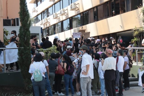 Estudiantes de la Unidad de Artes de la UV se manifestaron en la Rectoría de la máxima casa de estudios para exigir que el foro Miguel Herrera, en Casa del Lago, no desaparezca. 