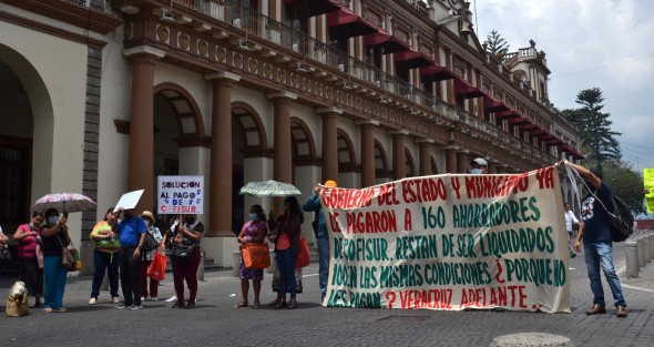 Decenas de defraudados por la financiera Cofisur protestaron frente a Palacio de Gobierno y bloquearon la calle Juan de la Luz Enríquez, en el centro de esta ciudad,  para exigir la liquidación de 4.8 millones de pesos que está pendiente desde hace más de diez años. 