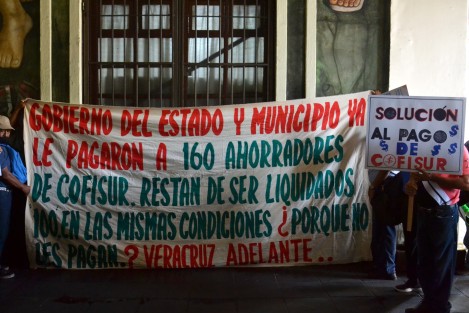Decenas de defraudados por la financiera Cofisur protestaron frente a Palacio de Gobierno y bloquearon la calle Juan de la Luz Enríquez, en el centro de esta ciudad,  para exigir la liquidación de 4.8 millones de pesos que está pendiente desde hace más de diez años. 