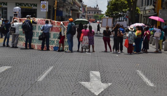 Decenas de defraudados por la financiera Cofisur protestaron frente a Palacio de Gobierno y bloquearon la calle Juan de la Luz Enríquez, en el centro de esta ciudad,  para exigir la liquidación de 4.8 millones de pesos que está pendiente desde hace más de diez años. 