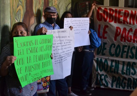 Decenas de defraudados por la financiera Cofisur protestaron frente a Palacio de Gobierno y bloquearon la calle Juan de la Luz Enríquez, en el centro de esta ciudad,  para exigir la liquidación de 4.8 millones de pesos que está pendiente desde hace más de diez años. 