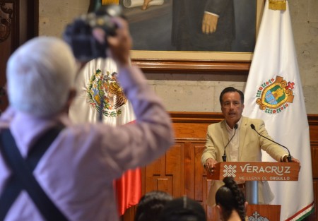 El gobernador Cuitláhuac García Jiménez informó que las autoridades estatales y federales mantienen el operativo coordinado de búsqueda de los autores del asesinato de las comunicadoras del portal El Veraz, afirmando que ya cambiaron las cosas y hoy el Estado no es cómplice ni omiso.