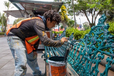 Como parte de las labores de mantenimiento del mobiliario, arbolado urbano y áreas jardinadas, personal de la Dirección de Medio Ambiente realiza trabajos de rehabilitación en las áreas verdes del parque Benito Juárez.