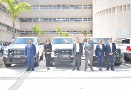 La Fiscal General del Estado, Verónica Hernández Giadáns, entregó 26 vehículos a áreas operativas para el desarrollo eficiente de sus actividades,  en compañía  del Gobernador del Estado, Cuitláhuac García Jiménez.