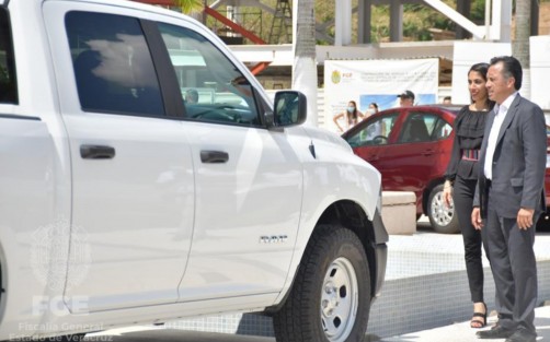 La Fiscal General del Estado, Verónica Hernández Giadáns, entregó 26 vehículos a áreas operativas para el desarrollo eficiente de sus actividades,  en compañía  del Gobernador del Estado, Cuitláhuac García Jiménez.
