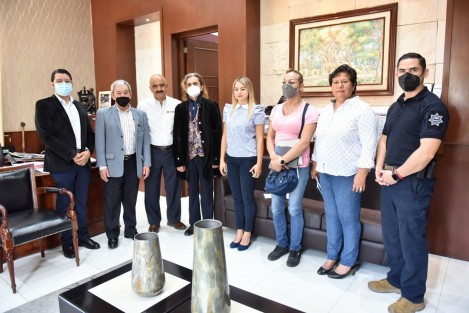 Para enriquecer la agenda pública con políticas incluyentes, el presidente municipal Ricardo Ahued Bardahuil encabezó una mesa de trabajo con integrantes de agrupaciones que trabajan en favor de la diversidad sexual, con el fin de coordinar acciones para atender distintas demandas ciudadanas. 