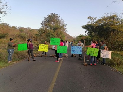 Padres de familia del jardín de niños Xochipilli bloquearon la carretera Almolonga-Tepetates, con dirección a Naolinco, para exigir la designación de un profesor. 