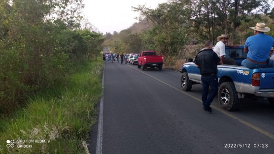 Padres de familia del jardín de niños Xochipilli bloquearon la carretera Almolonga-Tepetates, con dirección a Naolinco, para exigir la designación de un profesor. 