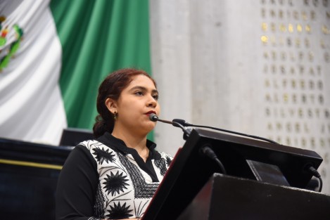 La diputada Tania María Cruz Mejía y el diputado Ramón Díaz Ávila presentaron al Pleno del Congreso del Estado la iniciativa que busca establecer la imposición de uno a tres años de prisión, hasta cien días de trabajo en favor de la comunidad y 150 UMA, a quien imparta u obligue a otra persona a recibir una terapia de conversión o de esfuerzos para corregir la orientación sexual e identidad de género.

