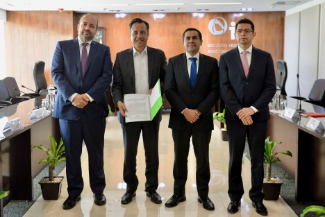 El Gobierno de Veracruz recibió la nueva concesión para usar y aprovechar bandas de frecuencia del espectro radioeléctrico de uso público, materializado mediante la repetidora de Las Lajas, que ya el pasado 15 de diciembre el pleno del Instituto Federal de Telecomunicaciones (IFT) aprobó a Radio Televisión de Veracruz (RTV).