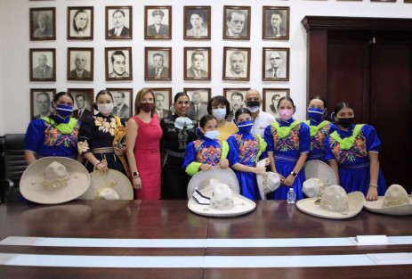  La administración está al servicio de la sociedad, afirmó el presidente municipal Ricardo Ahued Bardahuil en reunión con integrantes de la Escaramuza Charra Regionales de Xalapa Rojo, campeonas estatales y representantes de Veracruz y esta capital en el próximo Congreso y Campeonato Nacional Charro, a realizarse en Zacatecas durante noviembre.