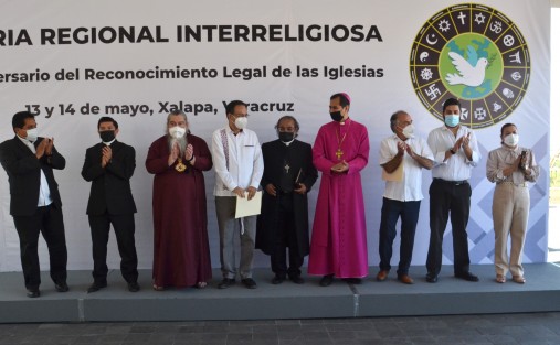  En el parque Juárez de la ciudad de Xalapa se inauguró la primera Feria Regional Interreligiosa, en el marco del 30 aniversario del reconocimiento legal de las Iglesias.