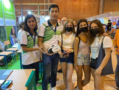 Los alumnos de  la carrera en Ingeniería en Desarrollo y Gestión de Software presentan en la Feria de la Ciencia de Sevilla, España, su trabajo denominado: Recorrido Virtual Animado, que consiste en una emulación en realidad virtual, de laboratorios pesados de las instalaciones reales de la UTSV, sita en Nanchital, Veracruz. Fotos: UTSV
