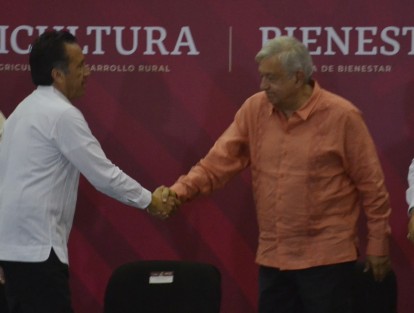 “Cuente con el campo de Veracruz en esta cruzada permanente, aceptamos el reto y vamos juntos por la producción planificada porque con el campesino todo, sin el campesino nada, se comprometió el gobernador Cuitláhuac García Jiménez al proyecto del Presidente de la República, Andrés Manuel López Obrador para promover la autosuficiencia alimentaria y con ello contener la inflación y la carestía de los precios.