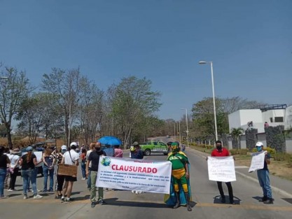 Este sábado fue clausurado de manera simbólica el terreno donde se llevan a cabo las maniobras para la construcción de un nuevo centro comercial en la ciudad de Xalapa. Fueron los integrantes de Regalemos un Paraizoo, quienes acudieron a la avenida Europa en la zona de Monte Magno para protestar de manera pacífica.