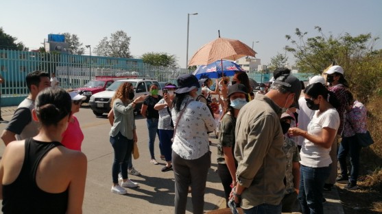 Este sábado fue clausurado de manera simbólica el terreno donde se llevan a cabo las maniobras para la construcción de un nuevo centro comercial en la ciudad de Xalapa. Fueron los integrantes de Regalemos un Paraizoo, quienes acudieron a la avenida Europa en la zona de Monte Magno para protestar de manera pacífica.