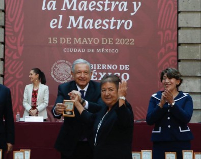El Gobernador de Veracruz, Cuitláhuac García Jiménez, y el secretario de Educación en la entidad, Zenyazen Escobar, asistieron este domingo como invitados al evento del Presidente Lic. Andrés Manuel López Obrador por el Día del Maestro. 
