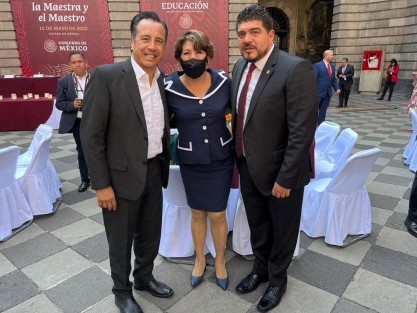 El Gobernador de Veracruz, Cuitláhuac García Jiménez, y el secretario de Educación en la entidad, Zenyazen Escobar, asistieron este domingo como invitados al evento del Presidente Lic. Andrés Manuel López Obrador por el Día del Maestro. 
